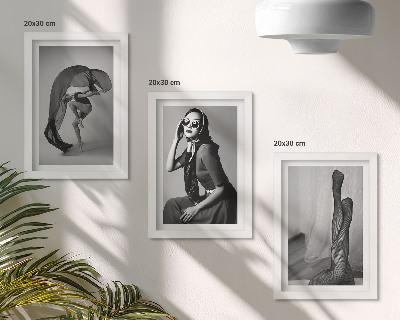 3 paveikslų rinkinys su rėmais Stilingi nespalvoti moterų portretai elegantiškose pozose