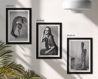 3 paveikslų rinkinys su rėmais Stilingi nespalvoti moterų portretai elegantiškose pozose