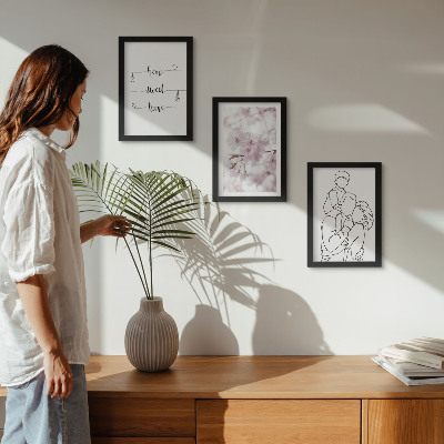 3 paveikslų rinkinys su rėmais Gėlės ir šeima minimalistiniame dizaine