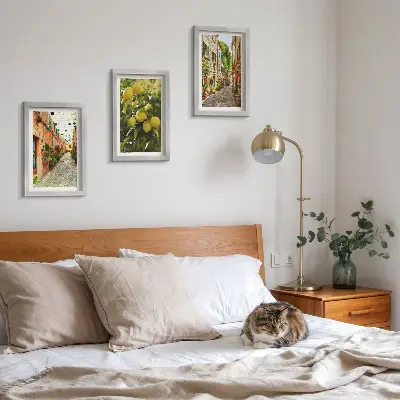Įrėmintų paveikslų rinkinys su žavingomis gatvėmis, gėlėmis ir citrinų fonu