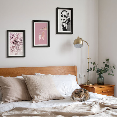 Įrėmintų paveikslų rinkinys Rožinės spalvos gėlės ir elegantiška moteris