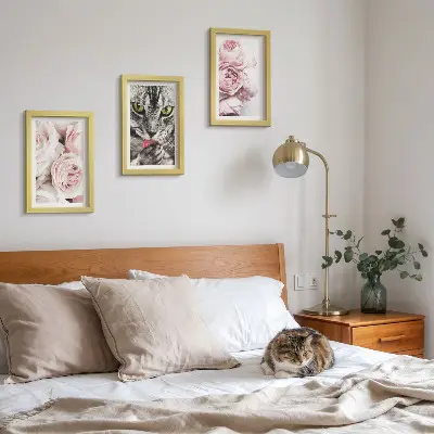 Įrėmintų paveikslų rinkinys su kate tarp rožinių rožių ir bijūnų žiedų