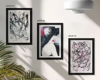 Įrėmintų paveikslų rinkinys abstraktūs dažų raštai su moterimi su skrybėle