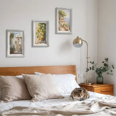 Įrėmintų paveikslų rinkinys žavingos gatvės su citrinomis ir vaizdu į jūrą