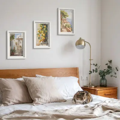 Įrėmintų paveikslų rinkinys žavingos gatvės su citrinomis ir vaizdu į jūrą