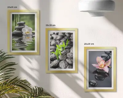 Įrėmintų paveikslų rinkinys ramios dzen kompozicijos su akmenimis ir gėlėmis ant vandens