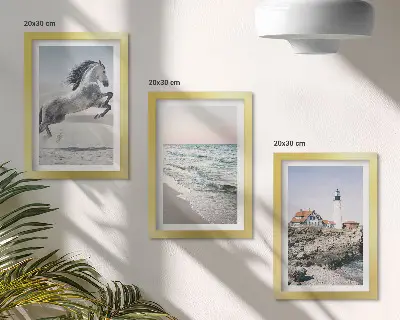 Įrėmintų paveikslų rinkinys judantys žirgai paplūdimyje su švyturiu ir vandens bangomis