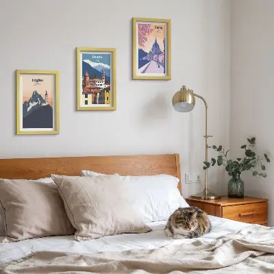 3 paveikslų rinkinys su rėmais spalvingos kalnų ir retro architektūros iliustracijos
