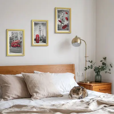 Įrėmintų paveikslų rinkinys su raudonais akcentais ir žymiais Londono pastatais