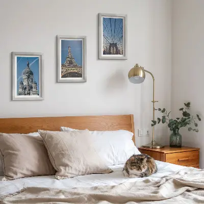 Įrėmintų paveikslų rinkinys su žymių pasaulio miestų pastatų vaizdais