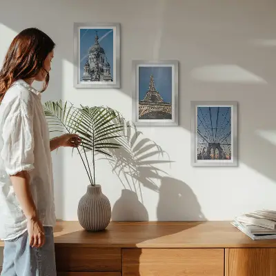 Įrėmintų paveikslų rinkinys su žymių pasaulio miestų pastatų vaizdais