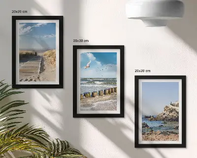 Įrėmintų paveikslų rinkinys paplūdimys su mediniu taku, jūra ir pajūrio uolomis