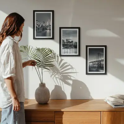 Paveikslų rinkinys su rėmais, tiltai ir miesto architektūra pilkų atspalvių