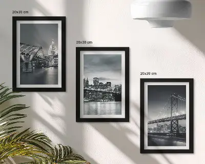 Paveikslų rinkinys su rėmais, tiltai ir miesto architektūra pilkų atspalvių