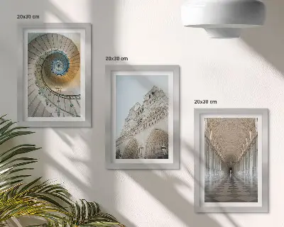 Įrėmintų paveikslų rinkinys katedros spiraliniai laiptai, pastato fasadas ir plytelėmis klotas koridorius