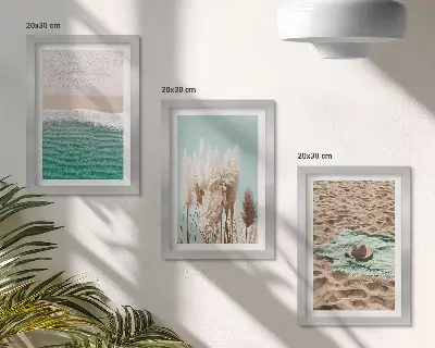 Įrėmintų paveikslų rinkinys paplūdimys su bangomis, smėliu, žole ir skrybėle poilsiui gamtoje