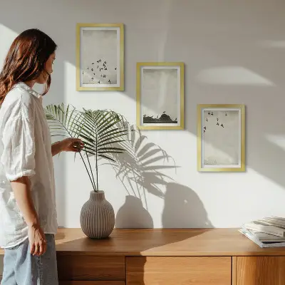 Įrėmintų paveikslų rinkinys skrendantys paukščiai minimalistiniu stiliumi