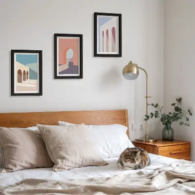 Įrėmintų paveikslų rinkinys su pasteliniu minimalistiniu miesto architektūros grafikos motyvu