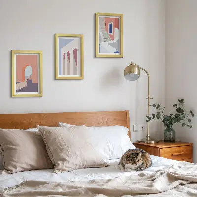 Įrėmintų paveikslų rinkinys su minimalistinėmis miesto architektūros iliustracijomis