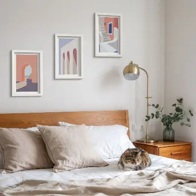 Įrėmintų paveikslų rinkinys su minimalistinėmis miesto architektūros iliustracijomis