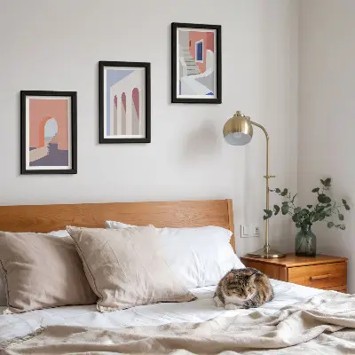 Įrėmintų paveikslų rinkinys su minimalistinėmis miesto architektūros iliustracijomis