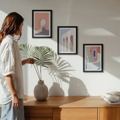 Įrėmintų paveikslų rinkinys su minimalistinėmis miesto architektūros iliustracijomis