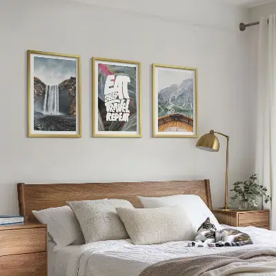 Įrėmintas triptikas su kriokliu, kalnais ir valtimi