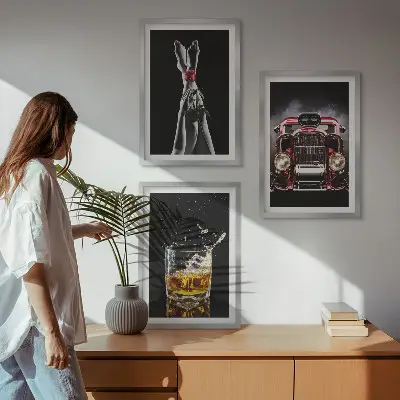 3 paveikslų rinkinys su rėmais moteriškos kojos ir rožinis automobilis su viskiu