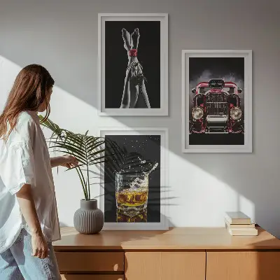3 paveikslų rinkinys su rėmais moteriškos kojos ir rožinis automobilis su viskiu