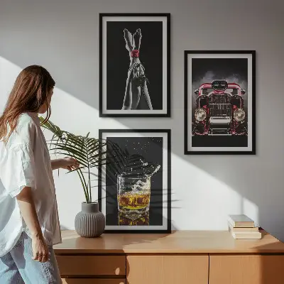 3 paveikslų rinkinys su rėmais moteriškos kojos ir rožinis automobilis su viskiu