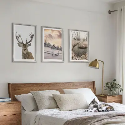 3 paveikslų rinkinys su rėmais žiemos peizažas su elniais prie trobelės