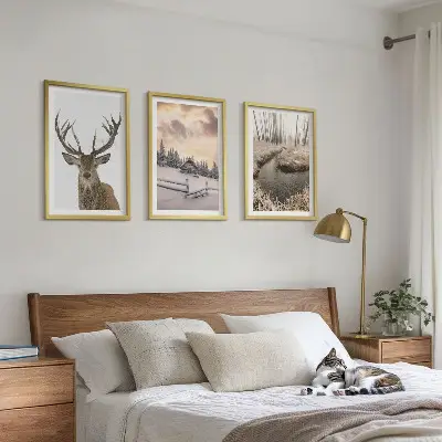 3 paveikslų rinkinys su rėmais žiemos peizažas su elniais prie trobelės