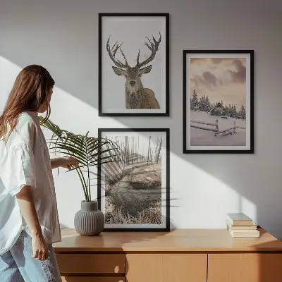 3 paveikslų rinkinys su rėmais žiemos peizažas su elniais prie trobelės
