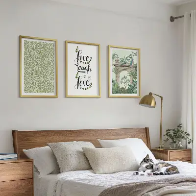 Įrėmintas triptikas su žaliųjų augalų lapais ir architektūros motyvais