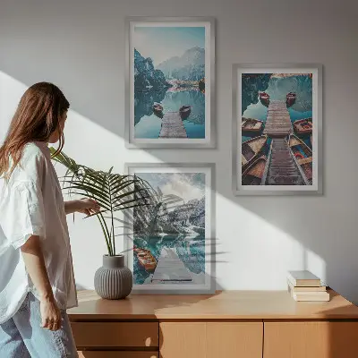 Įrėmintas triptikas ežero prieplaukos su valtimis ramybės tema