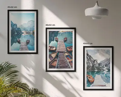 Įrėmintas triptikas ežero prieplaukos su valtimis ramybės tema