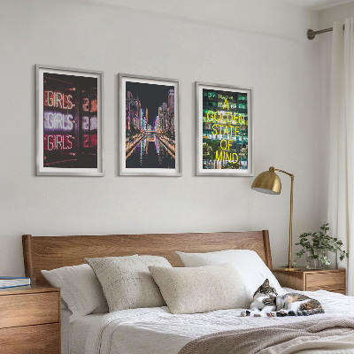 3 paveikslų rinkinys su rėmais Neoniniai ženklai upėje naktį