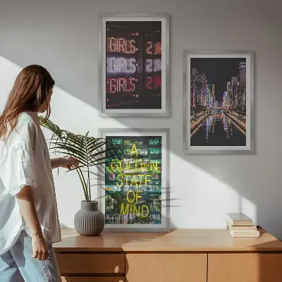 3 paveikslų rinkinys su rėmais neoninis ženklas upėje naktį