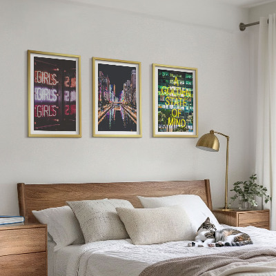 3 paveikslų rinkinys su rėmais Neoniniai ženklai upėje naktį