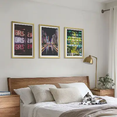 3 paveikslų rinkinys su rėmais neoninis ženklas upėje naktį