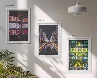 3 paveikslų rinkinys su rėmais neoninis ženklas upėje naktį