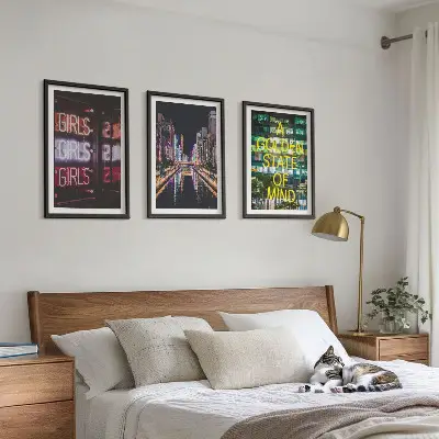 3 paveikslų rinkinys su rėmais neoninis ženklas upėje naktį