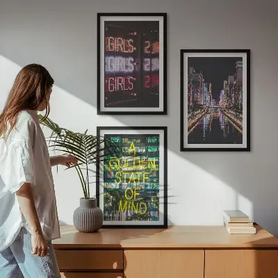 3 paveikslų rinkinys su rėmais neoninis ženklas upėje naktį