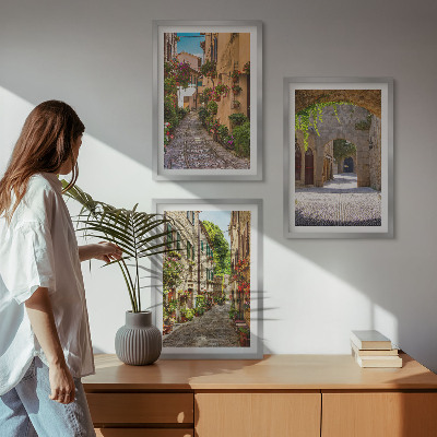 Įrėmintas triptikas Italijos gatvių gėlių architektūra