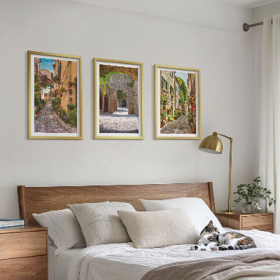 Įrėmintas triptikas Italijos gatvių gėlių architektūra
