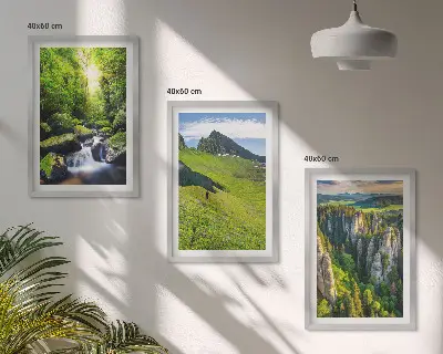Triptikas su rėmu žali kalnai ir krioklys miške