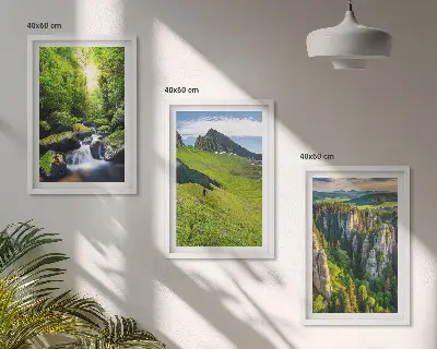 Triptikas su rėmu žali kalnai ir krioklys miške