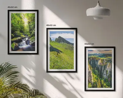 Triptikas su rėmu žali kalnai ir krioklys miške