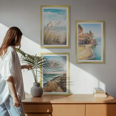 Įrėmintas triptikas peizažai su paplūdimiu, uolomis ir miestu