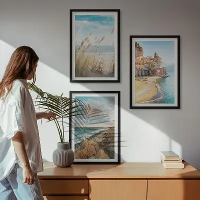 Įrėmintas triptikas peizažai su paplūdimiu, uolomis ir miestu